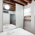 Guesthost - - Piazza Dei Signori Flats