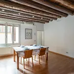Guesthost - - Piazza Dei Signori Flats *
