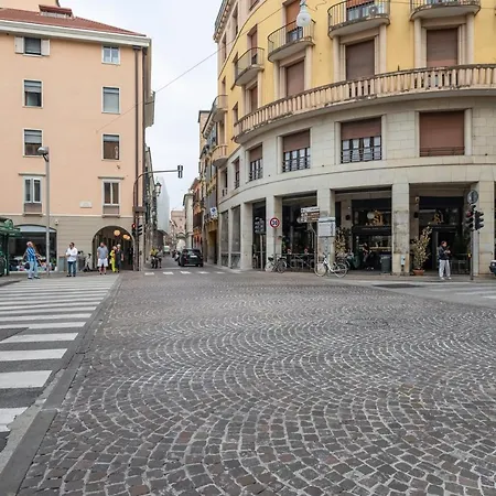 Guesthost - - Piazza Dei Signori Flats Appartement