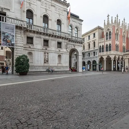 Guesthost - - Piazza Dei Signori Flats *