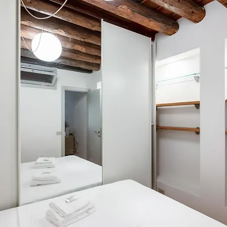 Guesthost - - Piazza Dei Signori Flats