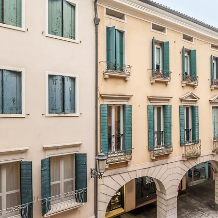 Guesthost - - Piazza Dei Signori Flats